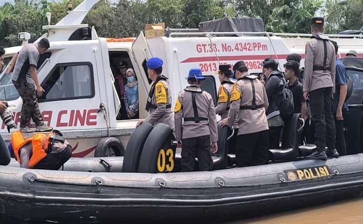 Pastikan Penumpang Tak Overload, Kapolda Riau Patroli Arus Balik di Sungai Siak