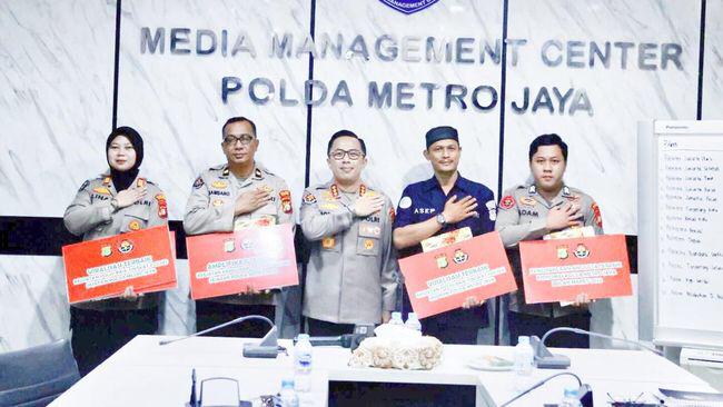 Polda Metro Beri Penghargaan 5 Polisi Berprestasi