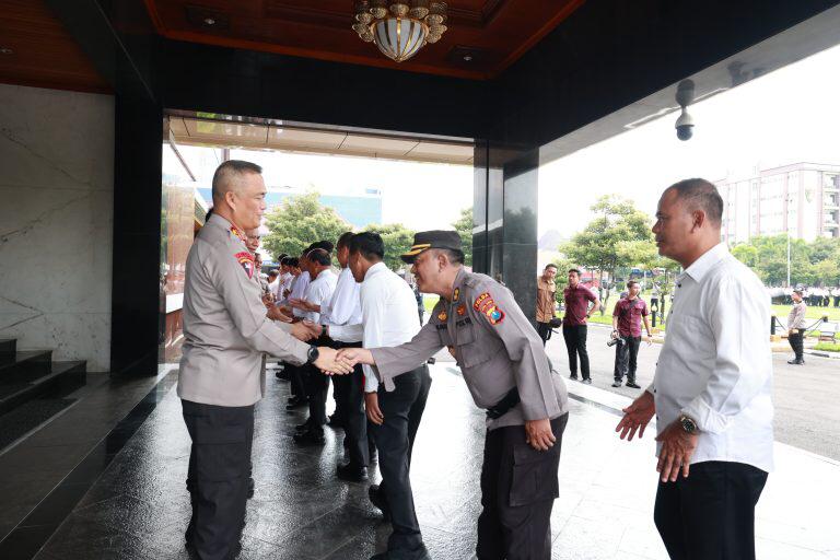 Kapolda Jatim Beri Penghargaan Anggota Berprestasi