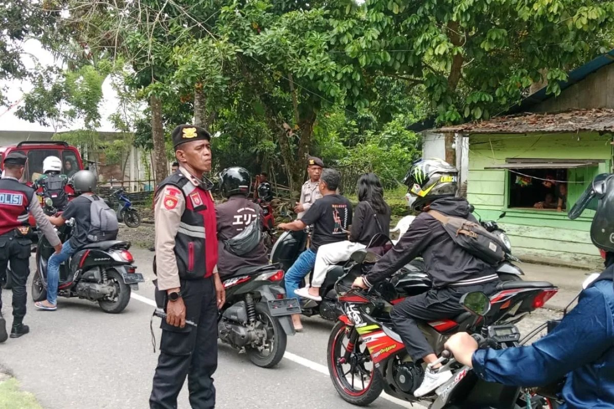police-regulate-traffic-for-pukul-sapu-event-in-ambon