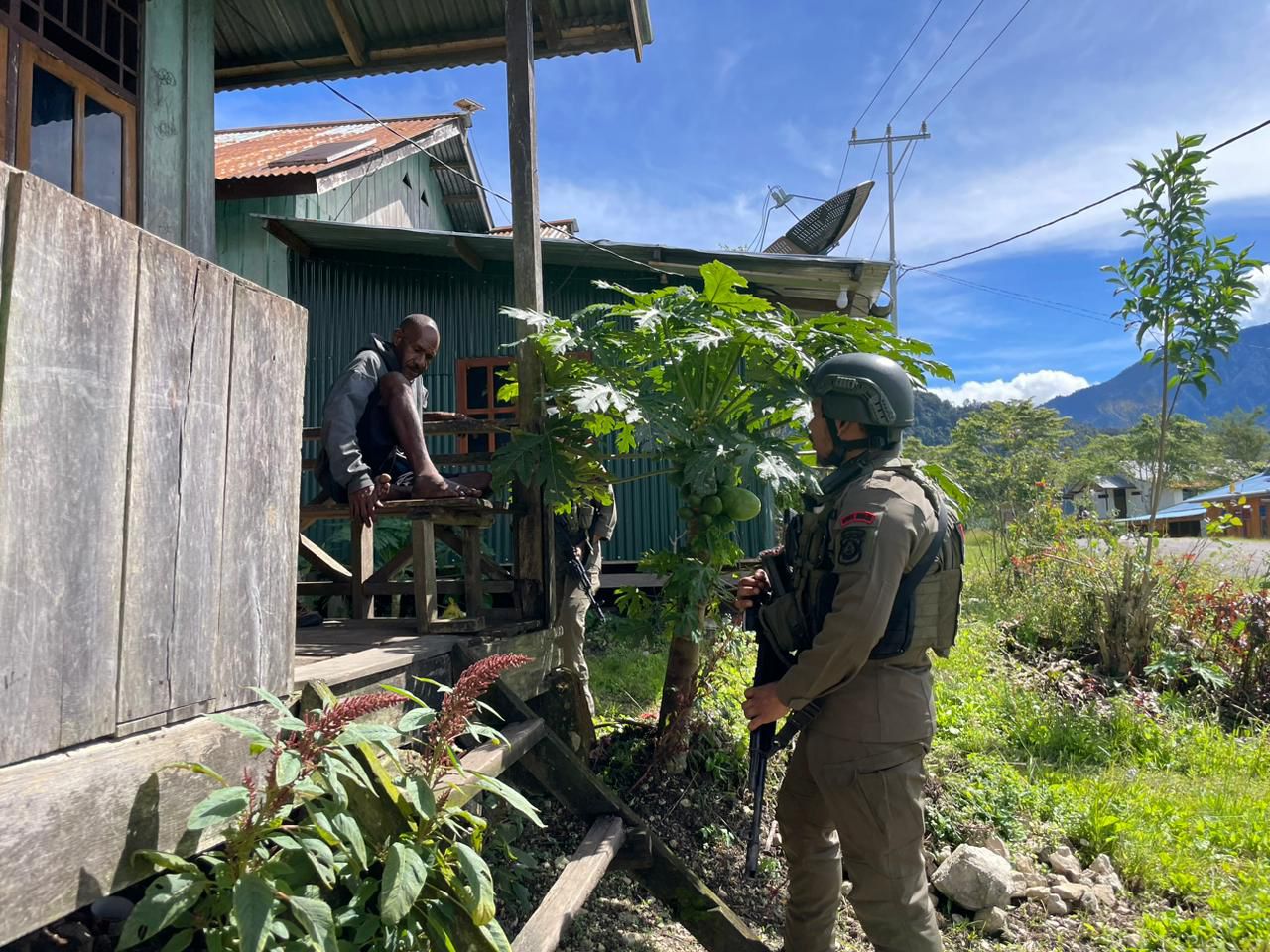 damai-cartenz-task-force-soldiers-patrols-in-bintang-mountains