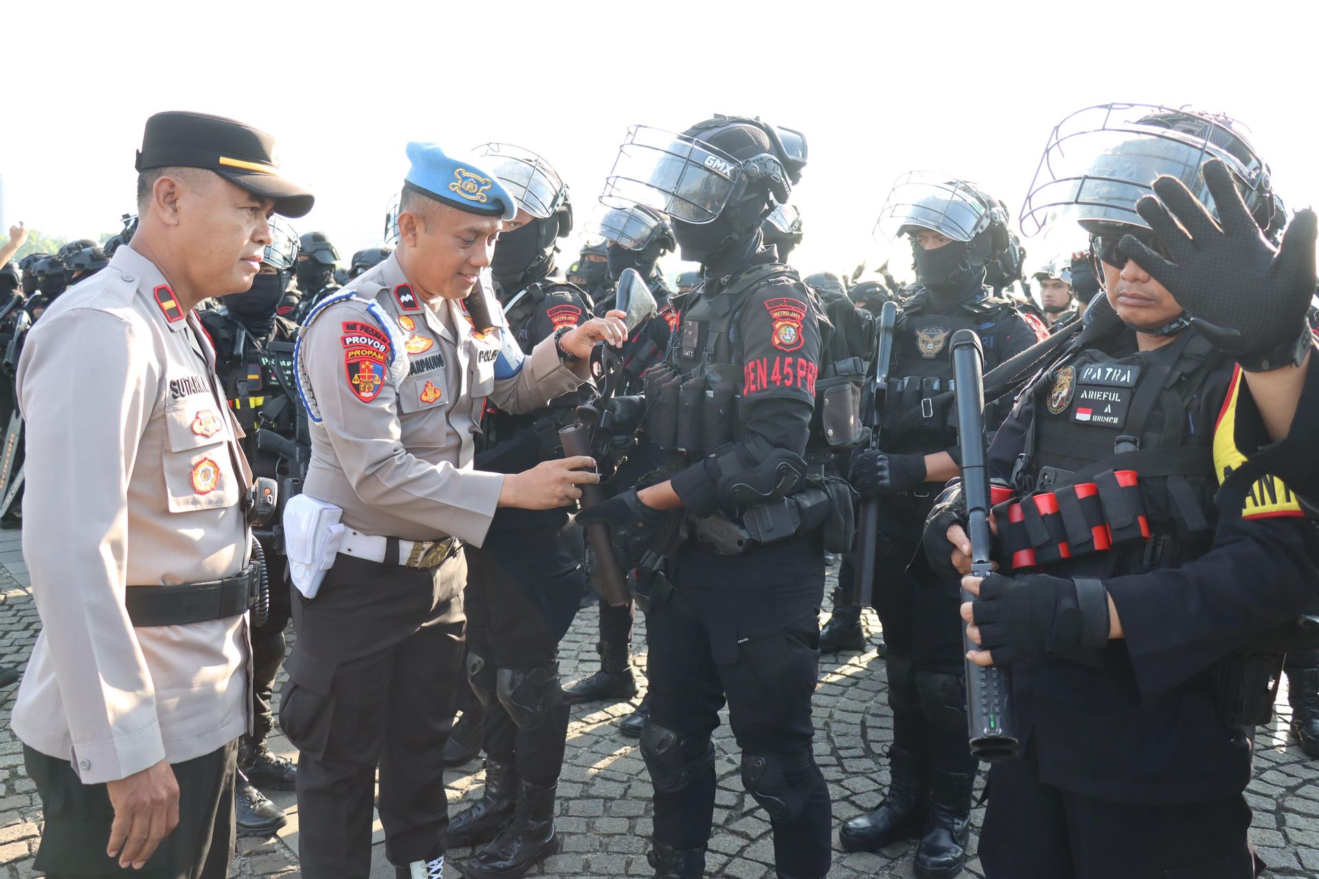 central-jakarta-sub-regional-metro-police-forbids-personnel-carrying-guns-in-securing-the-protest-in-front-of-mk-building