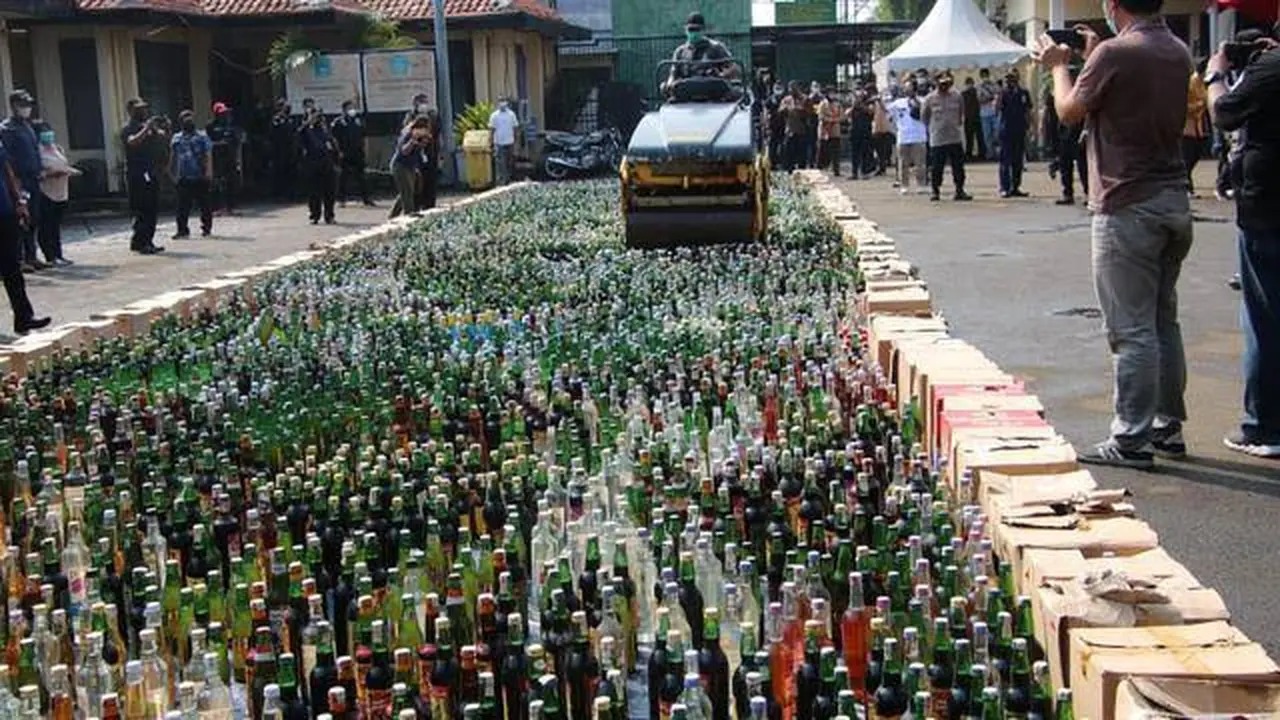 Polda Kaltara Lakukan Pemusnahan 961 Botol Miras dan Tahan Tiga Tersangka