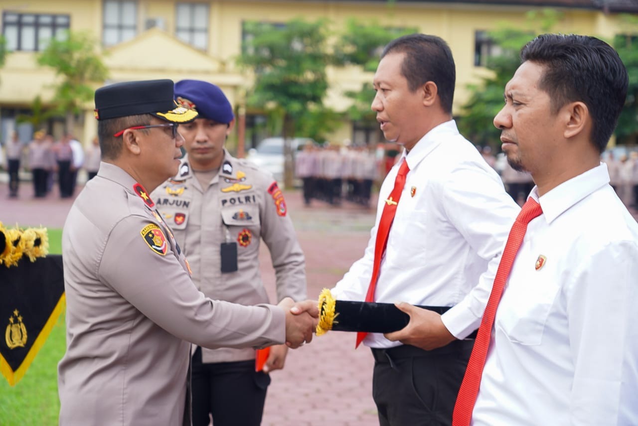 Wakapolda Sultra Berikan Penghargaan Langsung ke 43 Personel Berprestasi di Bidang Operasional dan Olahraga