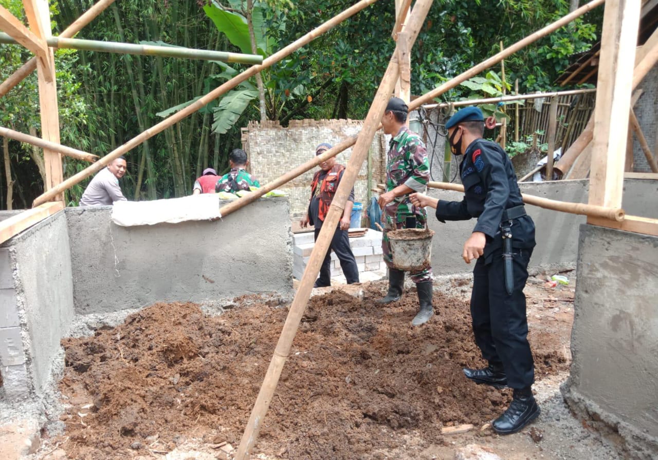 Sat Brimob Polda Jabar Bantu Masyarakat Bangun Mesjid