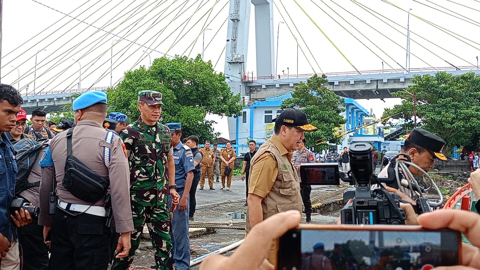 Kapolda Bersama Forkopimda Sulut Berikan Bantuan bagi Korban Bencana Erupsi Gunung Ruang di Tagulandang