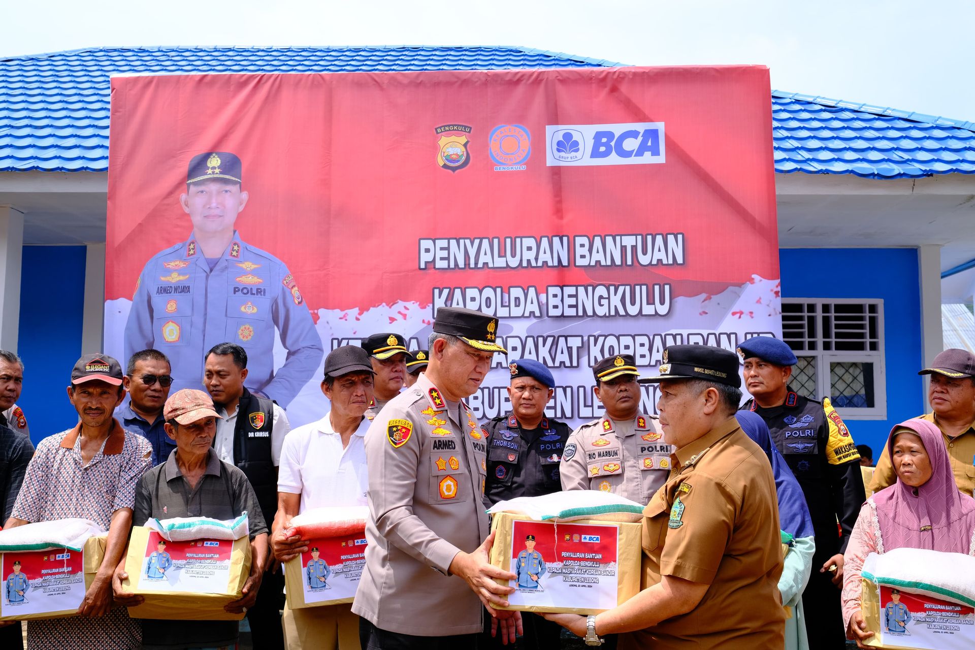 Kapolda Bengkulu Turun Langsung Salurkan Bantuan Pada Warga Terdampak Banjir di Lebong