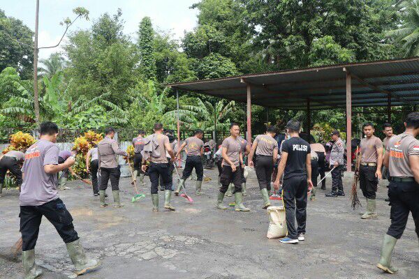 Personel Polri Lakukan Bersih-Bersih di RSUD Tagulandang Pasca Erupsi Gunung Ruang