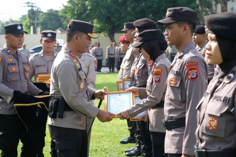 Kapolda DIY Berikan Penghargaan Kepada 10 Personel dan ASN Berprestasi