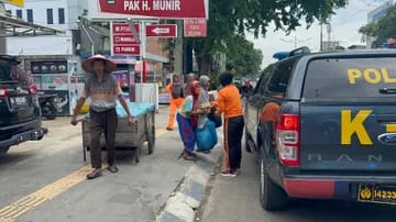 Polda Jambi Bagi Bagi Sembako Ke Masyarakat Jambi