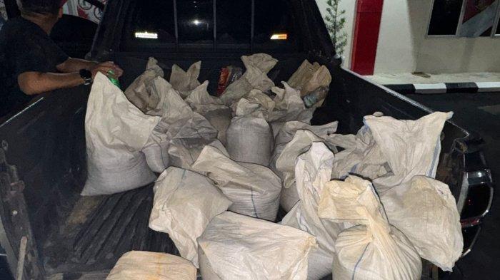 police-arrest-lead-sand-illegal-mining-suspect-in-bangka-belitung