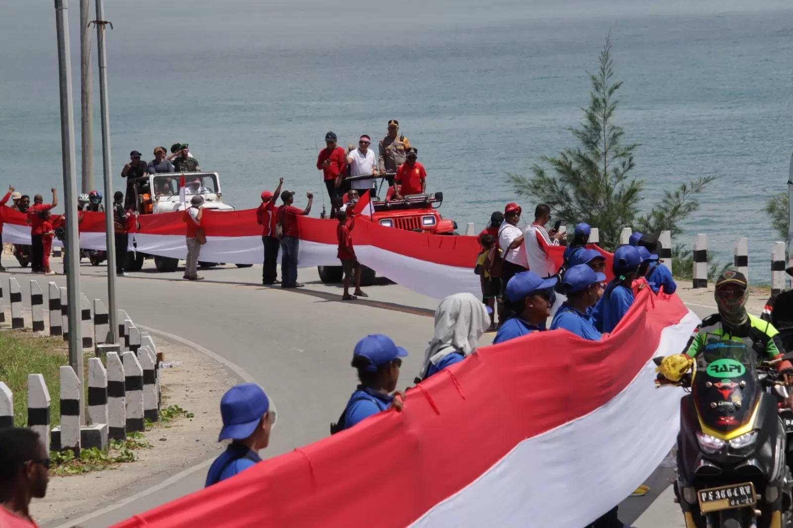 jayapura-city-breaks-the-muri-record-for-displaying-the-longest-flag