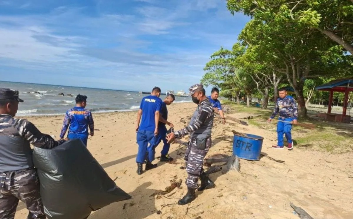 TNI-Polri membangun Sinergisitas Bersama Masyarakat dalam Bakti Bersih Sampah Pantai Batu Rakit