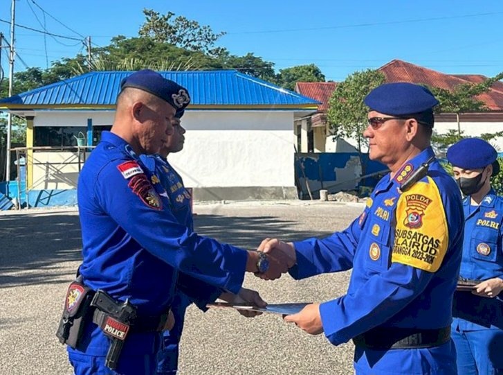 Dirpolairud Polda NTT Beri Penghargaan Kepada 2 Personel Dua Personel Polisi RW Ditpolairud Polda NTT