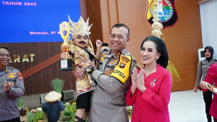 Memperingati HUT Yayasan Kemala Bhayangkari, Polda Sulbar Gelar Kegiatan Fashion Show Daur Ulang