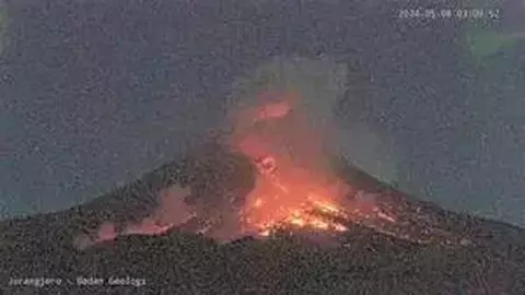 Gunung Merapi Semburkan Awan Panas Sebanyak 24 Kali Pagi Ini