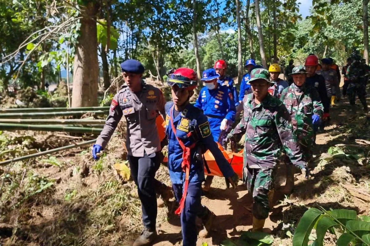 Bantu Amankan Korban Banjir, Polda Sulsel Terjunkan Personel Gabungan dan Tenaga Medis di Luwu