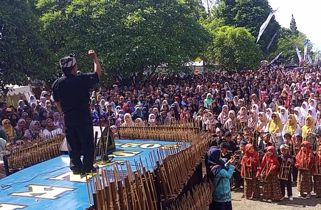 Pemkab : Sebanyak 10 Ribu Pelajar Kuningan Serentak Mainkan Angklung Diatonis