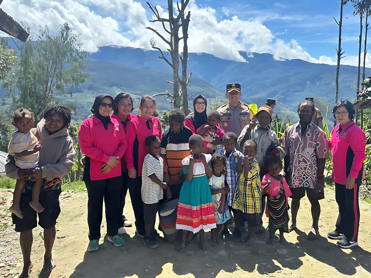 Bhayangkari Cabang Intan Jaya Bagikan Bantuan Kepada Masyarakat Di Pedalaman Papua
