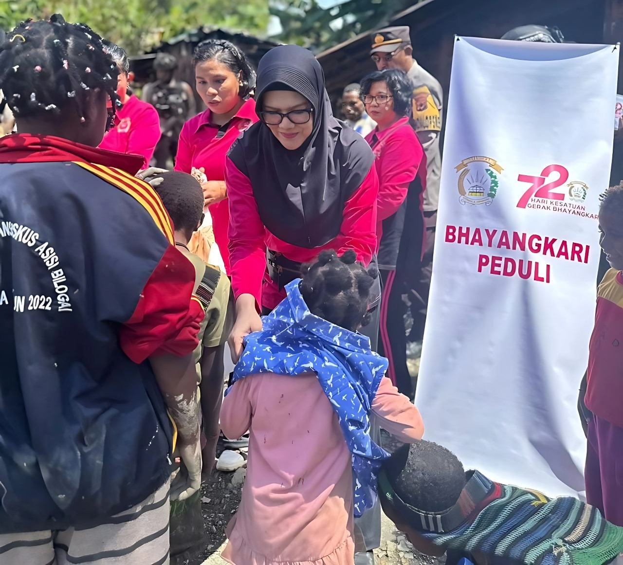 Bhayangkari Peduli Tembus Zona Merah Di Intan Jaya