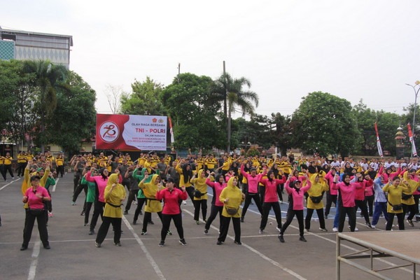Polresta Bandar Lampung Gelar Olahraga Bersaama TNI sebagai Wujud Sinergitas TNI – Polri Menyambut HUT Bhayangkari ke-78