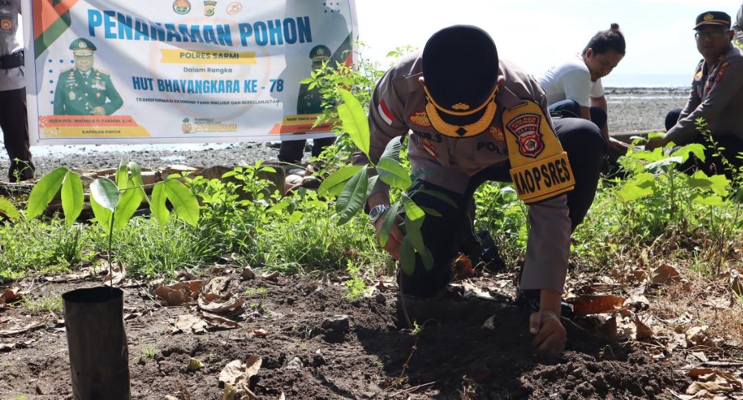 Peringati HUT Bhayangkara Ke -78, Polres Sarmi Laksanakan Bibit Pohon di Pesisir Pantai Doro