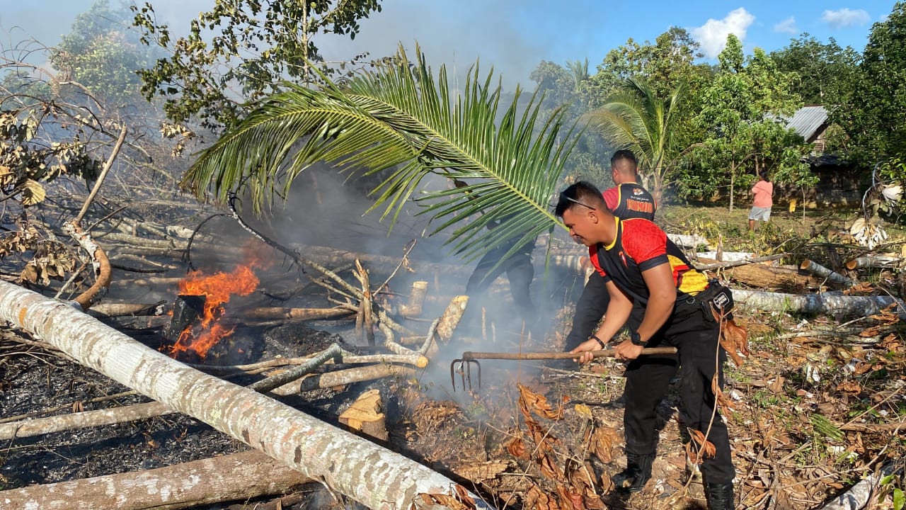 north-sumatra-regional-police-extinguished-fire-in-maris-village