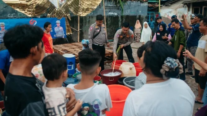 Peringati HUT Lalu Lintas ke - 69, Ditlantas Polda Lampung Beri Bantuan Air Bersih Kepada Masyarakat