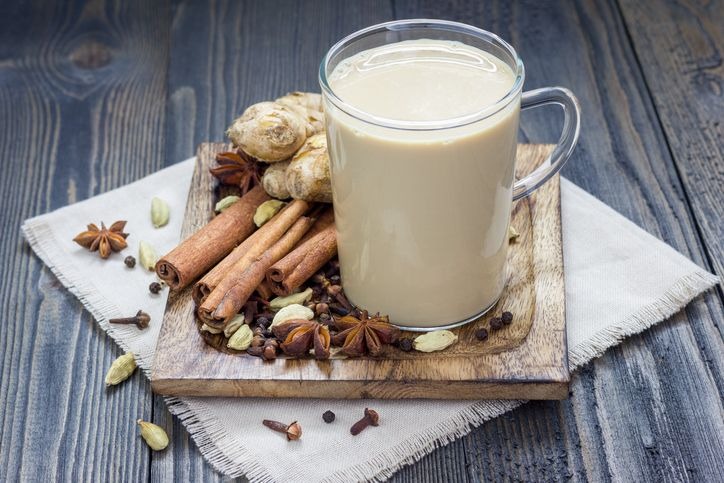 Secangkir susu jahe hangat dengan aroma jahe yang khas, cocok untuk menghangatkan tubuh di pagi hari