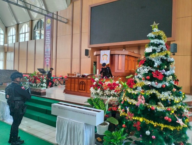 Jelang Perayaan Misa Akhir Tahun, Personel Ops Lilin Turangga Lakukan Sterilisasi di Sejumlah Gereja Kota Kupang