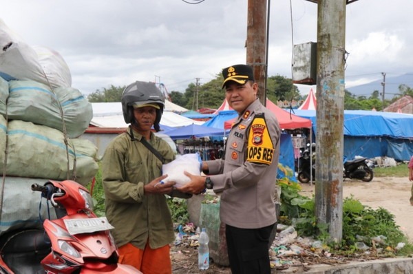 Kapolres Lampung Barat Berikan Bantuan Sosial di Bulan Suci Ramadan