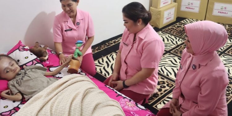 Meriahkan Hut KE-45 Yayasan Kemala Bhayangkari, Bhayangkari Polres Tarakan Kunjungi Keluarga Personel yang Sakit
