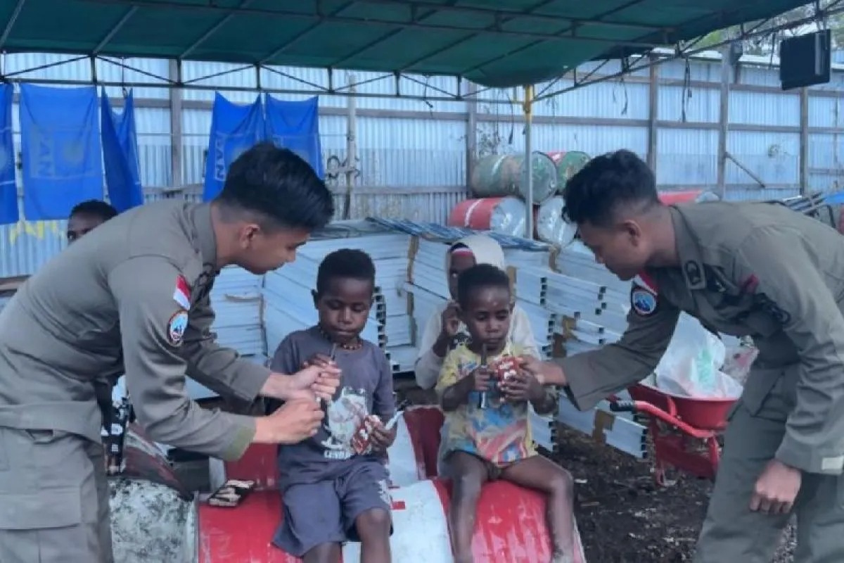 Satgas Damai Cartenz Lakukan Pendekatan Humanis Kepada Anak-anak