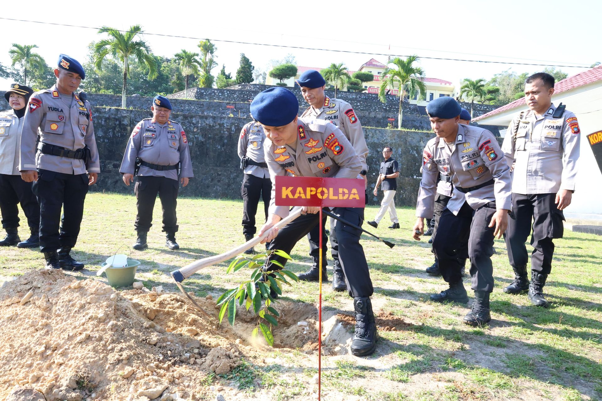 Kapolda Babel Pimpin Apel di Mako Brimob dan Tanam 100 Batang Durian Tembaga Untuk Warga Sekitar