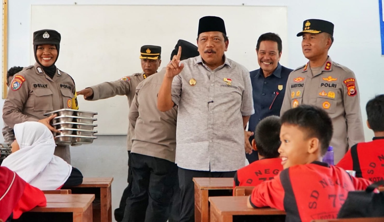 Kapolda Bengkulu Pantau Langsung Program Makan Bergizi Gratis di SDN 75 Kota Bengkulu