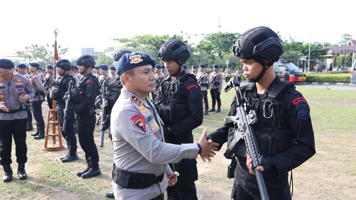 Bawa Petaka Kehormatan dan Bendera Kebanggaan, Kapolda Riau Lepas Tim Brimob Challenge 2025