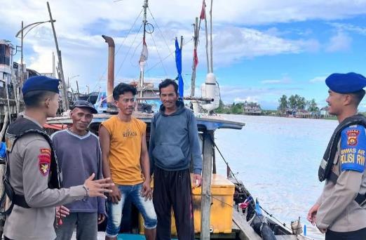Polisi Edukasi Masyarakat Pesisir Nipah Panjang Tentang Bahaya Destructive Fishing di Jambi