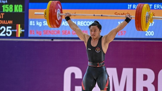 Rahmat Erwin Abdullah Raih Tiga Emas di Asian Weight Lifting Championship 2025