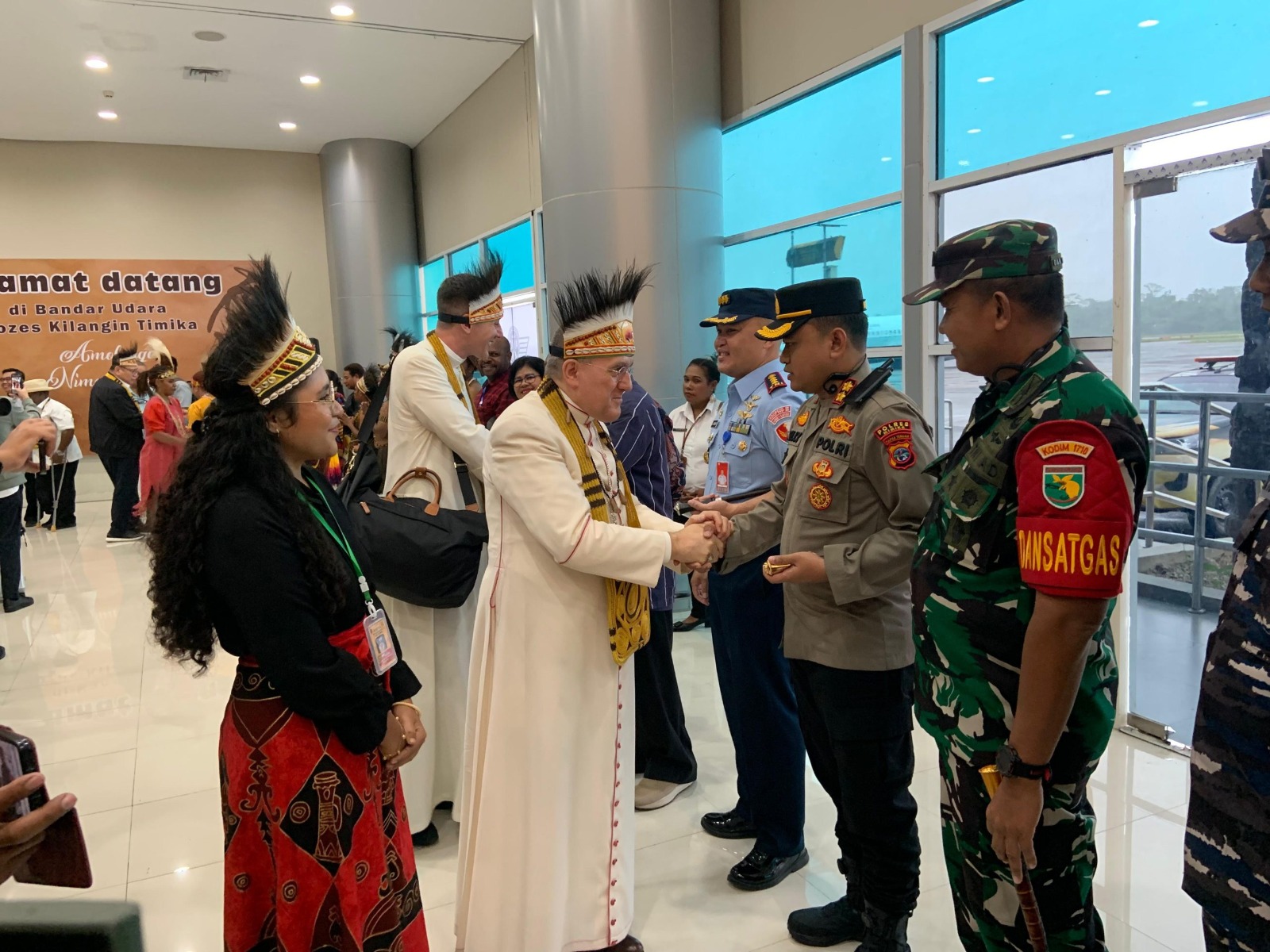 Bupati Mimika didampingi Kapolres Mimika Dan Pejabat TNI serta OPD Jemput Duta Besar Tahta Suci Vatikan Tiba Di Timika