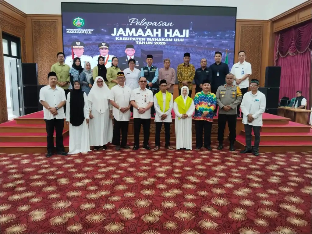 Dukung Kelancaran Ibadah, Wakapolres Mahakam Ulu Hadir dalam Pelepasan Jamaah Haji 2025
