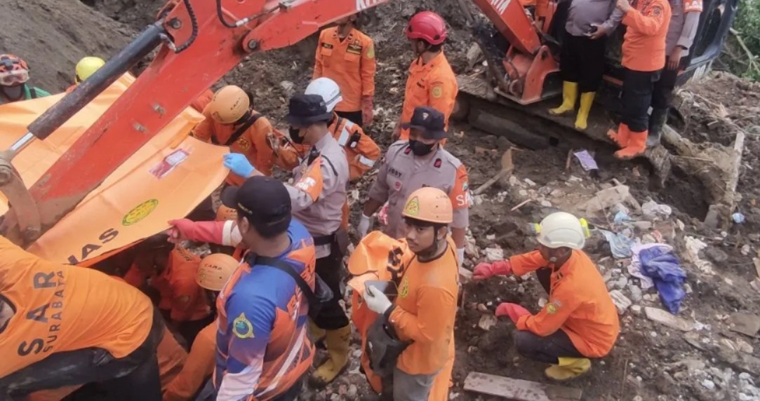 SAR Gabungan Kerahkan Saksi Kunci & Anjing Pelacak Mencari Korban Longsor Trenggalek