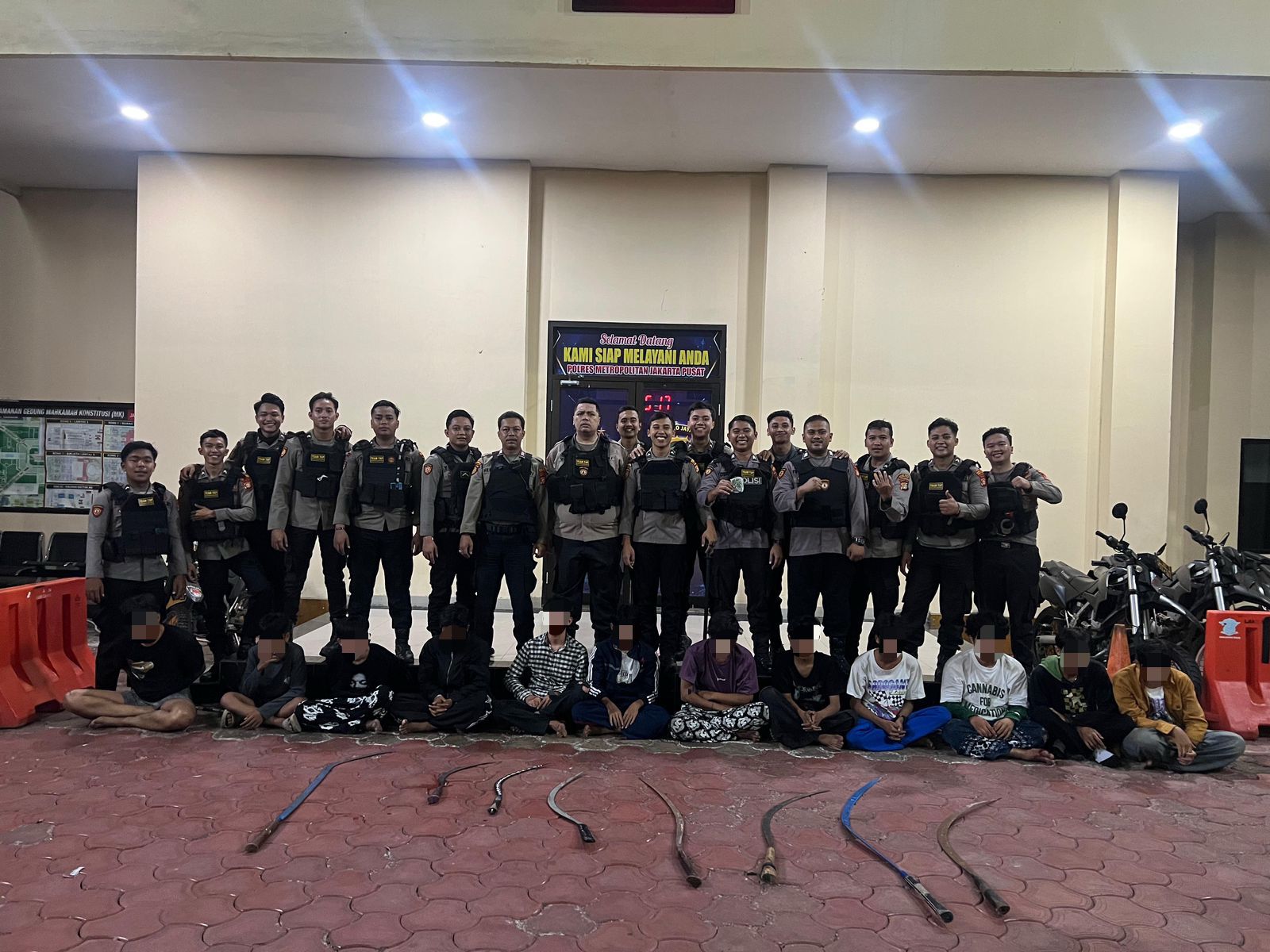 Polisi Tangkap 12 Remaja Bersenjata Celurit Saat Hendak Tawuran