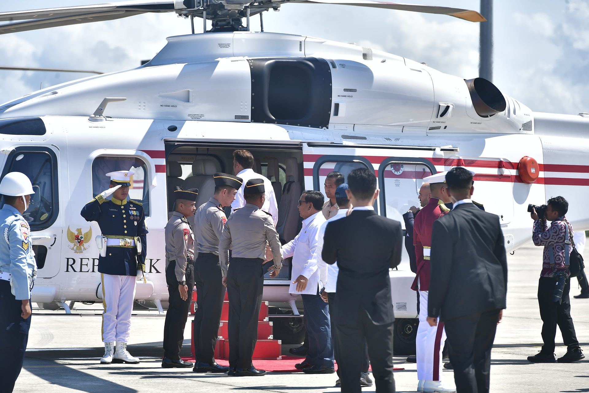 Helikopter AW 189 Polri Melaksanakan Pelayanan Penerbangan Kepresidenan untuk Presiden RI dan Presiden Perancis dengan Sukses
