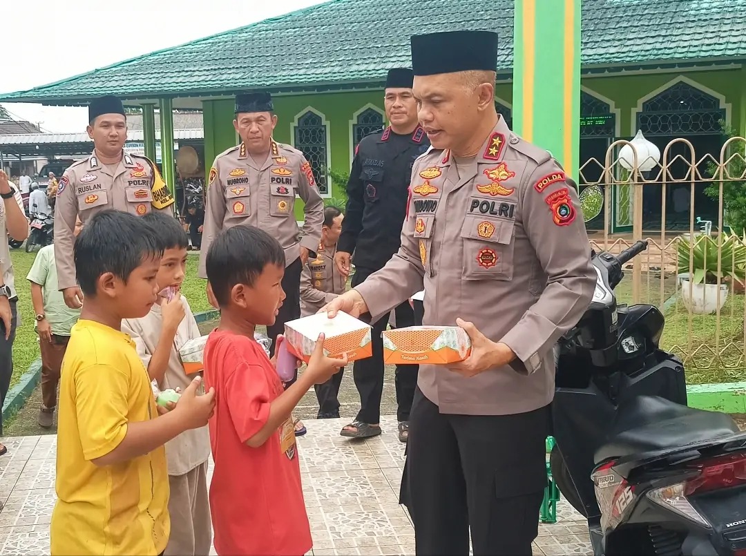 Kapolda Jalin Silaturahmi dan Sholat Jumat dengan Masyarakat di Masjid Baitul Makmur