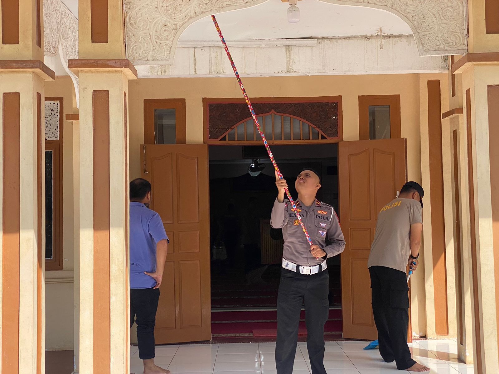 Personel Polres Tanah Datar Lakukan Pembersihan Bersama di Masjid An-Nur Jorong Minang Jaya