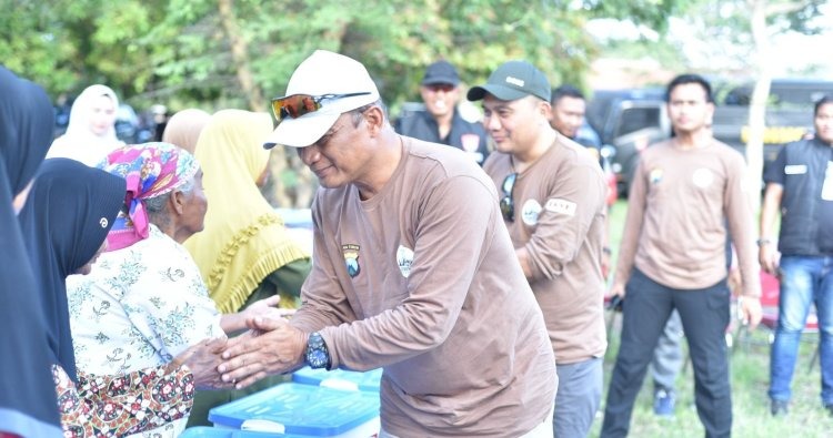 Sambut Hari Bhayangkara ke-79, Kapolda Jatim Safari Kamtibmas Salurkan Bansos untuk Warga Pesisir Situbondo
