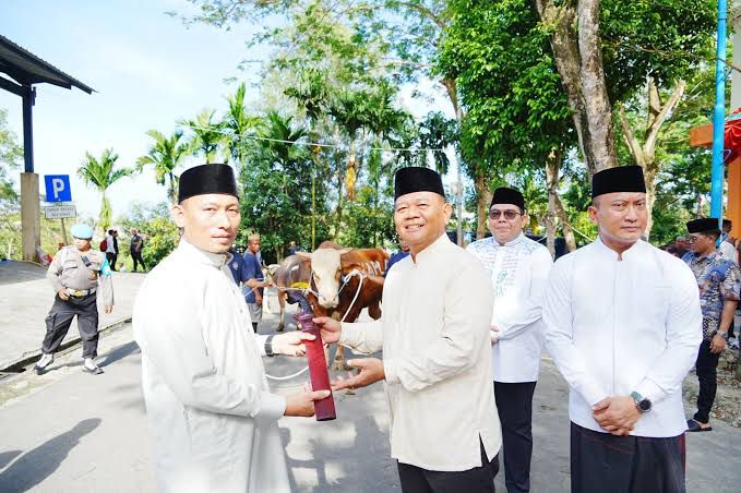 Idul Adha 1446 H Kapolda Kaltim Serahkan Puluhan Hewan Kurban, Wujud Kepedulian Polri kepada Masyarakat