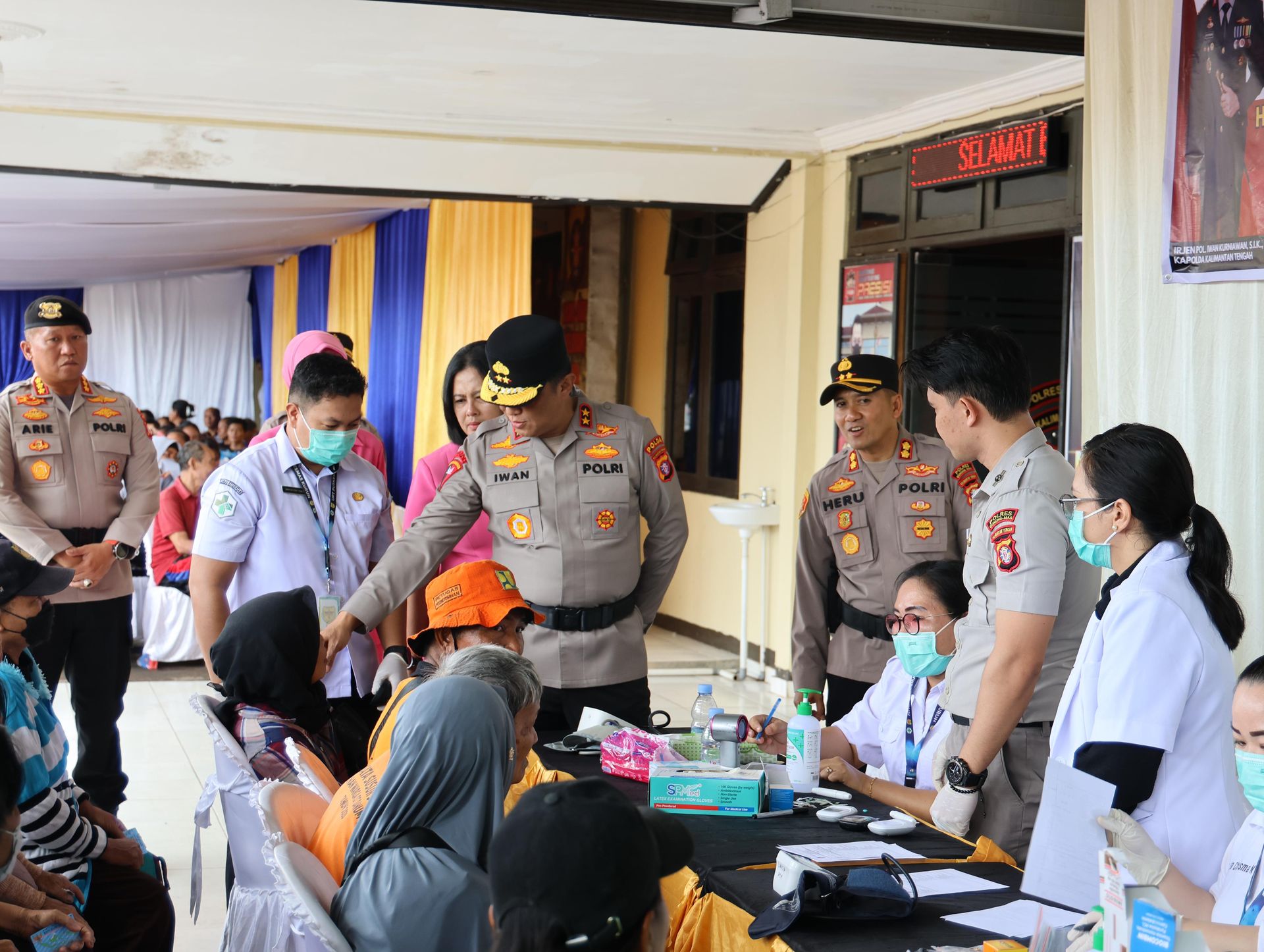 Sambut Hari Bhayangkara ke-79, Kapolda Kalteng Pimpin Bakti Kesehatan dan Serahkan Bansos untuk Petani di Gunung Mas