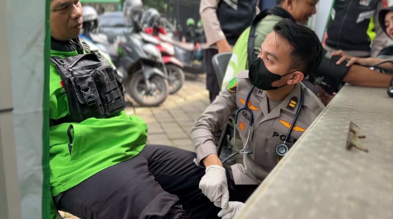 RS Bhayangkara TK II Sartika Asih Gelar Bhaktikes HUT Bhayangkara ke-79 di Kantor Gojek Bandung