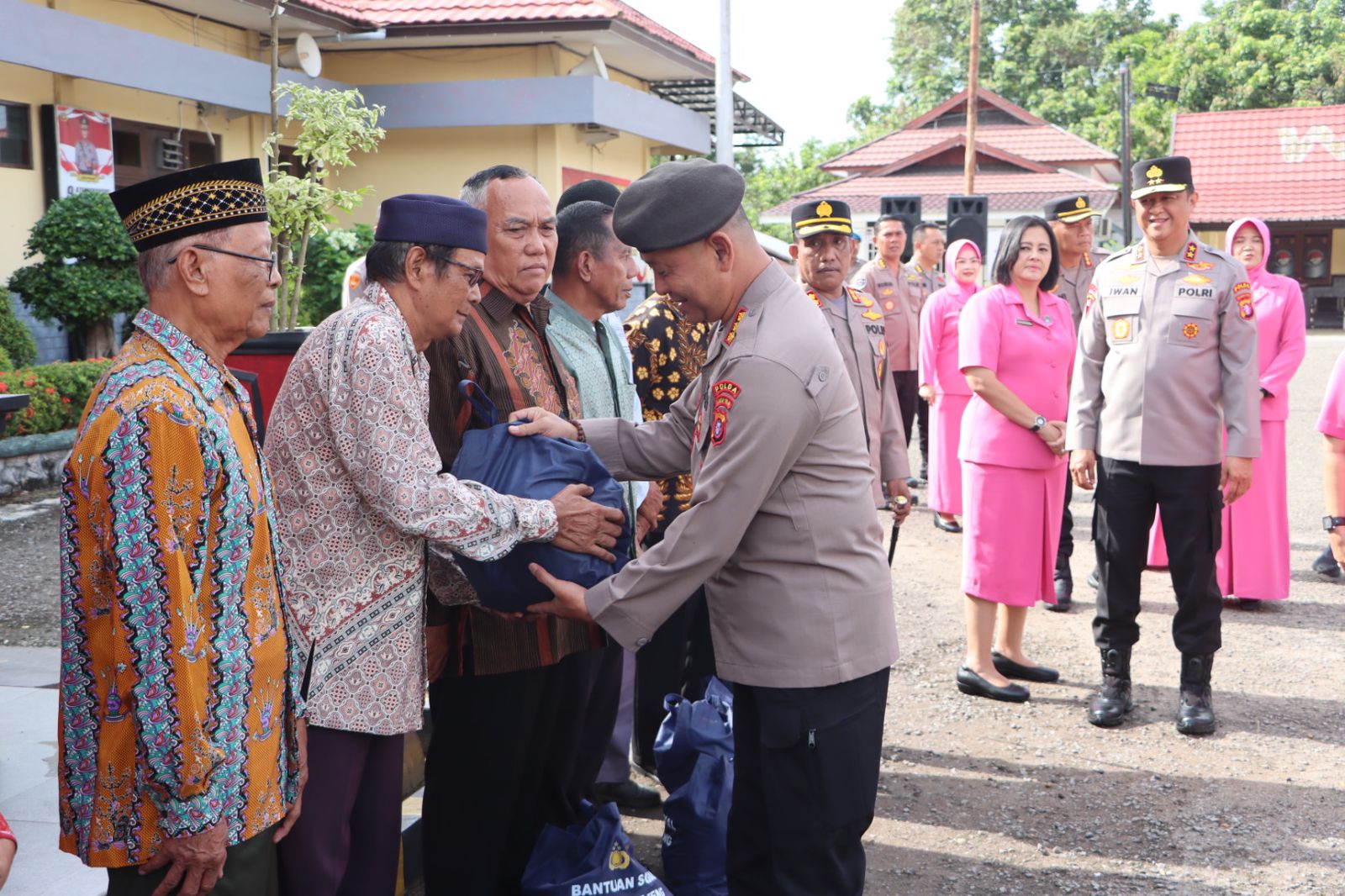 Sambut Hari Bhayangkara ke-79, Kapolda Kalteng Pimpin Bakti Sosial Sekaligus Berikan Bansos Untuk Purnawirawan Polri, Stunting dan Masyarakat di Murung Raya